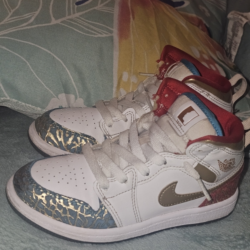 Jordan 1 Mid Unc To Chi Size 13C Kids' White, Gold, Red, and Blue Sneakers
